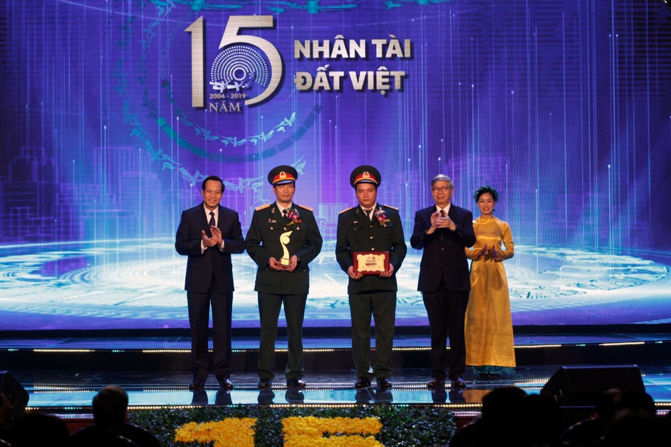 Giải nhất NTĐV nhận HCV ở Hội chợ phát minh sáng chế lớn nhất thế giới - 2 Giải nhất NTĐV nhận HCV ở Hội chợ phát minh sáng chế lớn nhất thế giới - 2