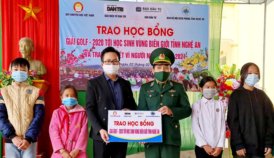Trao tặng học bổng đến con nuôi Bộ đội Biên phòng, có một em người Lào - 1 Trao tặng học bổng đến con nuôi Bộ đội Biên phòng, có một em người Lào - 1