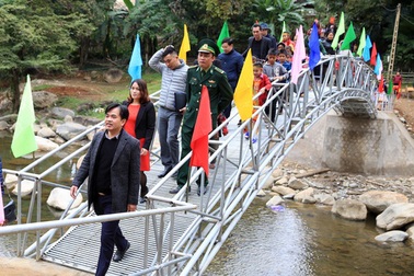 Khánh thành cầu Dân trí: Hết cảnh người dân đánh đu với tử thần qua suối