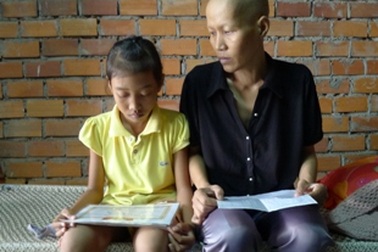 Mẹ ung thư “nhịn” truyền hóa chất dành tiền 2 con đi học