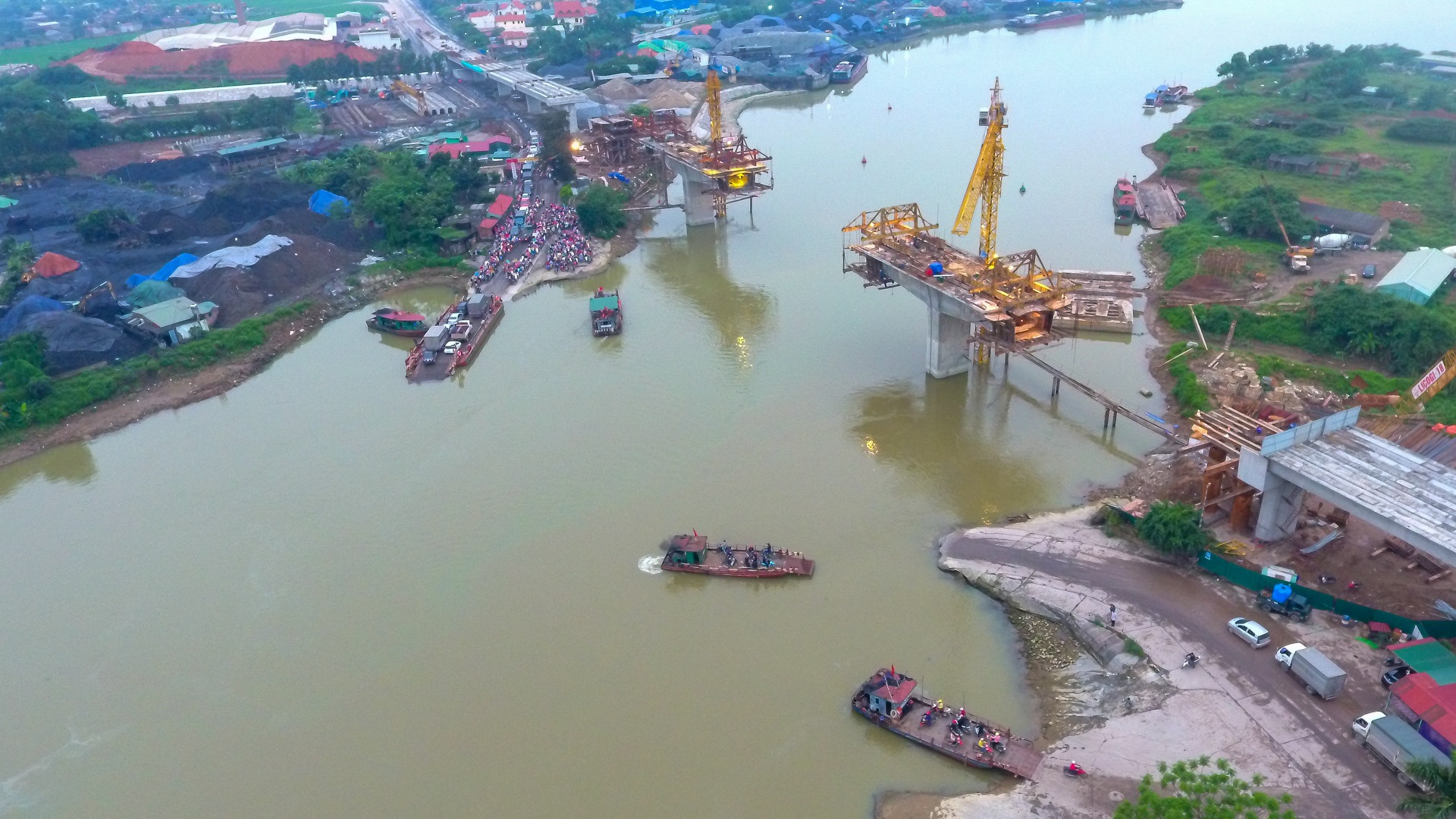 Hải Dương: Hàng ngàn người ùn ùn đợi phà giữa thời dịch Covid-19 - 36 Hải Dương: Hàng ngàn người ùn ùn đợi phà giữa thời dịch Covid-19 - 36