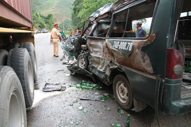Xe chở hàng gặp tai nạn, lộ nhiều hàng hóa không rõ nguồn gốc