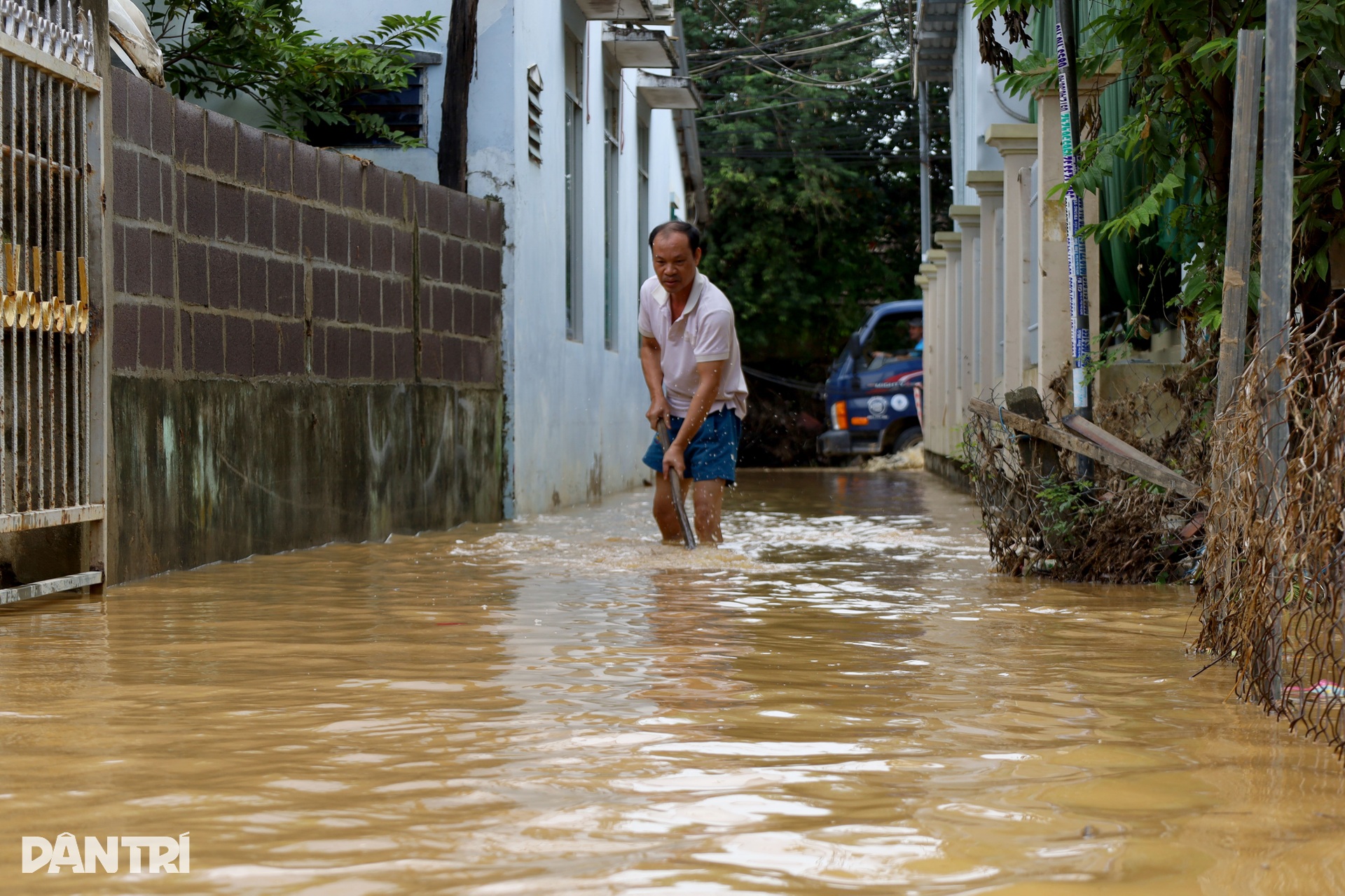 Nhiều nơi ngập sâu, lũ tiếp tục dâng, người dân Nha Trang đưa ô tô lên cao - 9