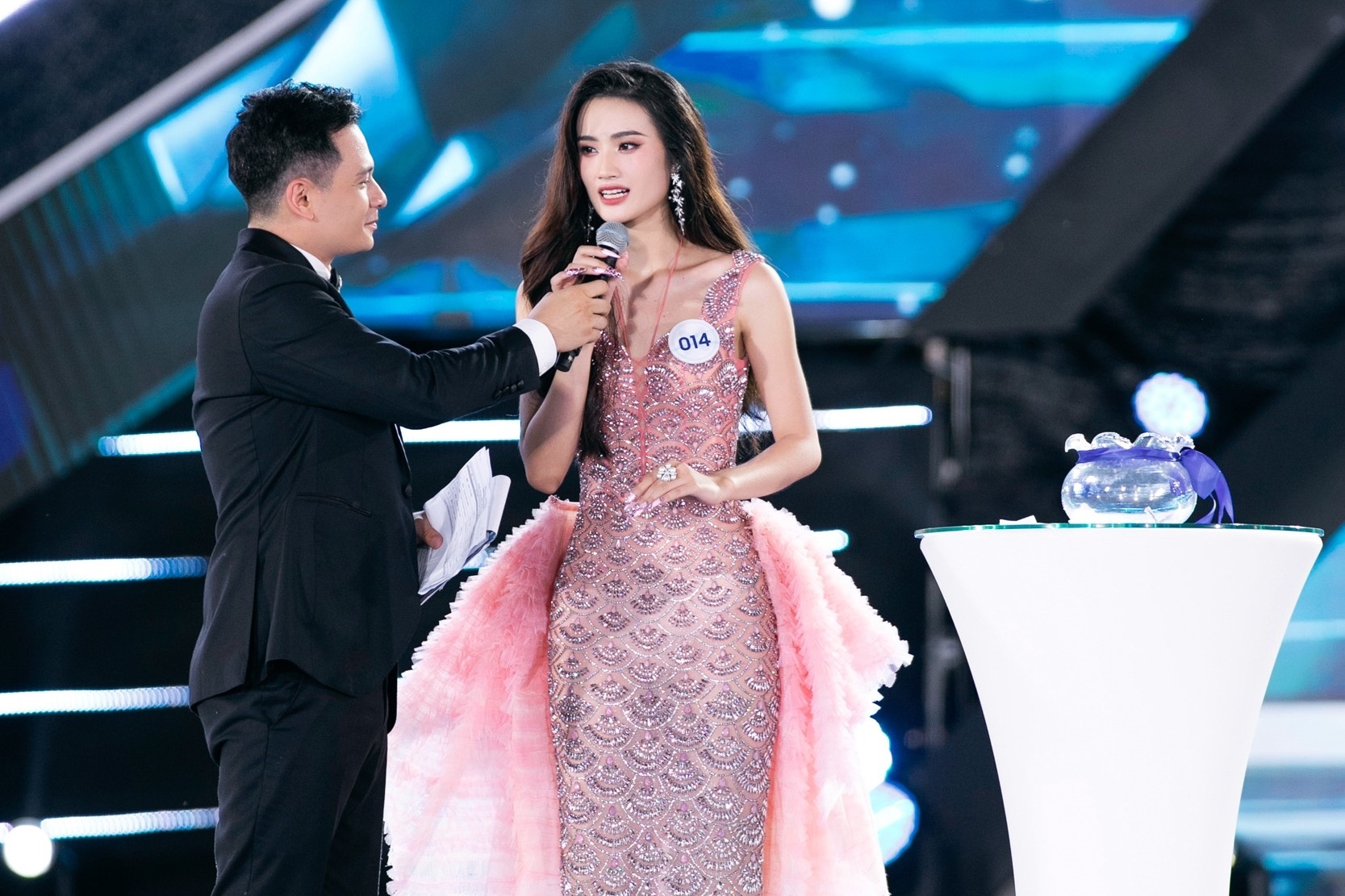 Ý Nhi vạ miệng, bị kêu gọi tước ngôi vị: Hoa hậu cần học nói thông minh? - 7 Ý Nhi vạ miệng, bị kêu gọi tước ngôi vị: Hoa hậu cần học nói thông minh? - 7