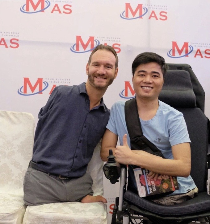 Anh Tô Đình Khánh (phải) ở cạnh thần tượng của mình - Nick Vujicic trong chuyến thăm TP Hồ Chí Minh của Nick.