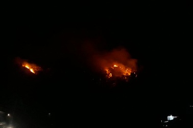 Bình Định: Núi Bà Hỏa phát hỏa, hơn 600 người xuyên đêm dập lửa