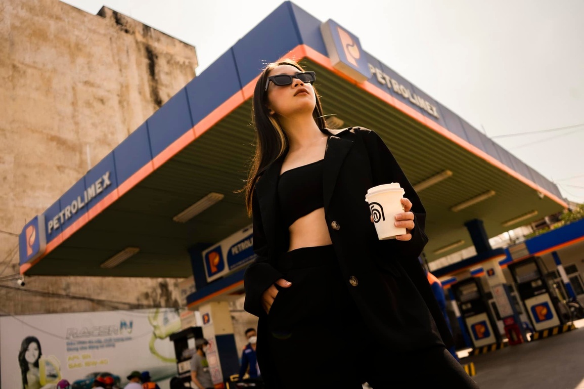 Giới trẻ bắt trend check-in ở cây xăng hút chục ngàn like - 3 Giới trẻ bắt trend check-in ở cây xăng hút chục ngàn like - 3