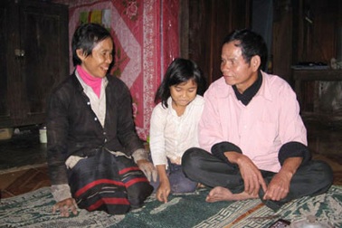 Những cặp vợ chồng Việt - Lào không hôn thú