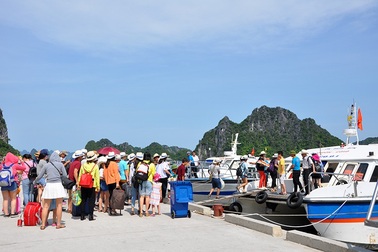 Mất điện dài ngày sau sự cố sét đánh trúng đường điện ở đảo Cô Tô