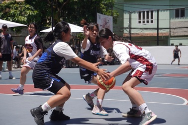 Học sinh các trường cấp 3 tại Hà Nội tự tổ chức giải bóng rổ dịp nghỉ hè
