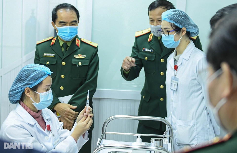 Người Việt Nam đầu tiên được tiêm thử nghiệm vắc xin Covid-19 - 2 Người Việt Nam đầu tiên được tiêm thử nghiệm vắc xin Covid-19 - 2