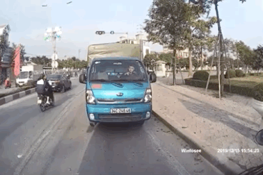Cố tình lái xe ngược chiều, tài xế xe tải nhận “quả báo” ngay lập tức