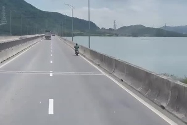 Tài xế giật mình phát hiện người đi xe máy trên cao tốc