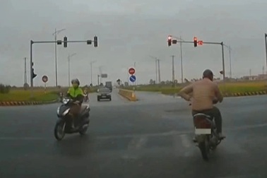 Nam thanh niên bị phạt 5 triệu đồng vì vượt đèn đỏ