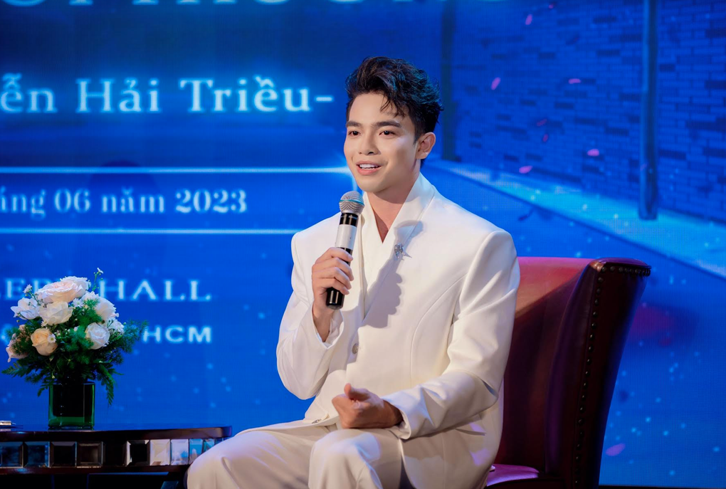 MC Hải Triều ra mắt sách Thương một người đã có người thương - 1 MC Hải Triều ra mắt sách Thương một người đã có người thương - 1