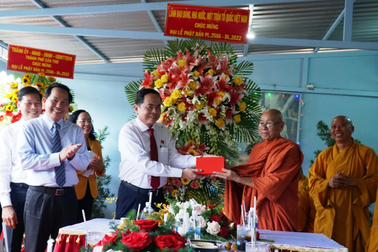 Phó Chủ tịch Thường trực Quốc hội chúc mừng lễ Phật đản tại Cần Thơ
