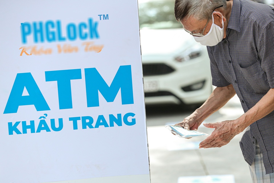 Sau ATM gạo, Hà Nội xuất hiện ATM khẩu trang đầu tiên - 5 Sau ATM gạo, Hà Nội xuất hiện ATM khẩu trang đầu tiên - 5