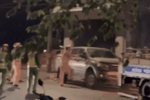 CSGT truy đuổi, đập kính ô tô khống chế tài xế "ma men"