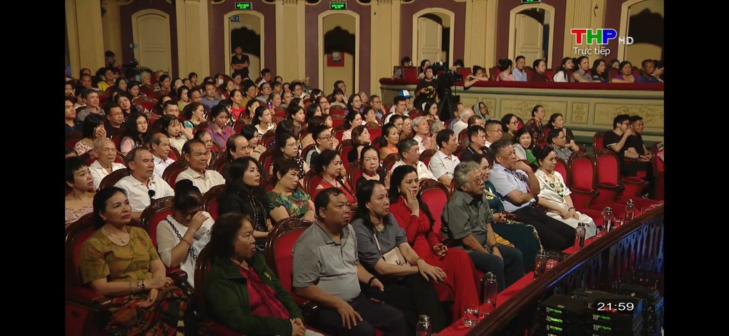 Khán giả khóc khi xem vở chèo Mưa đỏ do NSND Thúy Mùi đạo diễn - 4 Khán giả khóc khi xem vở chèo Mưa đỏ do NSND Thúy Mùi đạo diễn - 4