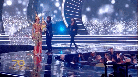 Hoa hậu Hoàn vũ Campuchia gặp sự cố trong phần trình diễn quốc phục - 2 Hoa hậu Hoàn vũ Campuchia gặp sự cố trong phần trình diễn quốc phục - 2