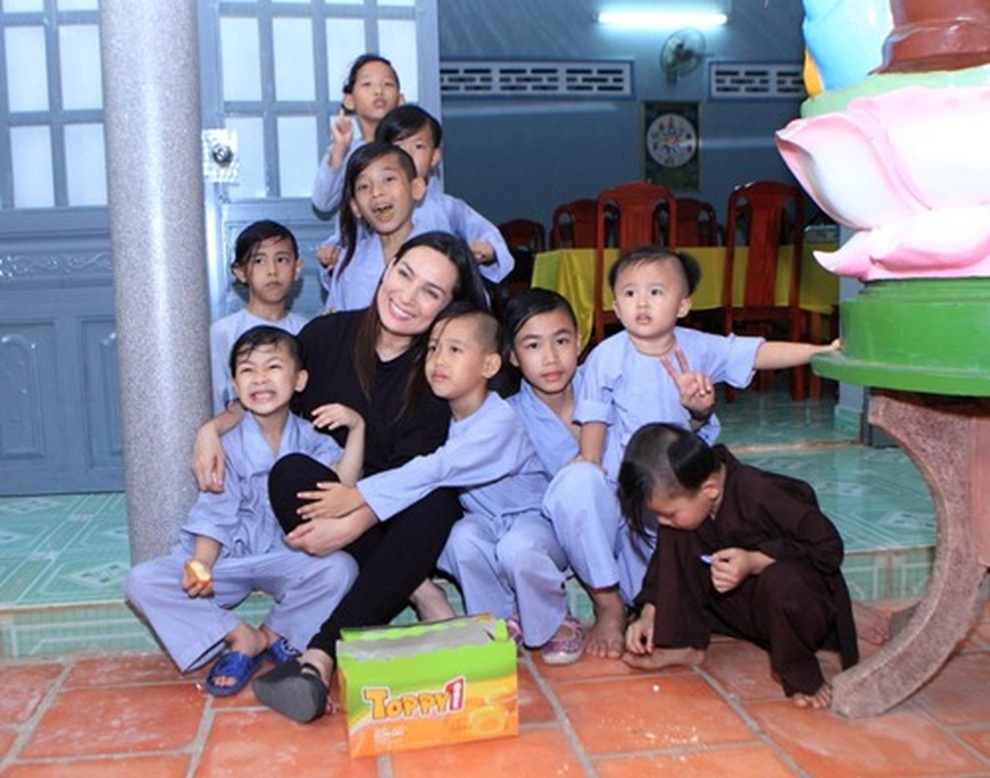 Pháp lý quanh việc nuôi dưỡng 23 người con nuôi của Phi Nhung - 1 Pháp lý quanh việc nuôi dưỡng 23 người con nuôi của Phi Nhung - 1