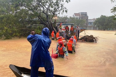 Giải cứu 3 nạn nhân bị kẹt trong thuyền rồng ngập sâu trong lũ