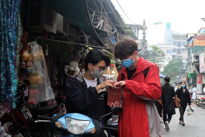 Nam giới kín mít khẩu trang, xếp hàng dài mua quà Valentine - Ảnh 10. Nam giới kín mít khẩu trang, xếp hàng dài mua quà Valentine - Ảnh 10.