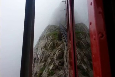 Trải nghiệm cảm giác đoàn tàu lao vun vút xuống vực sâu