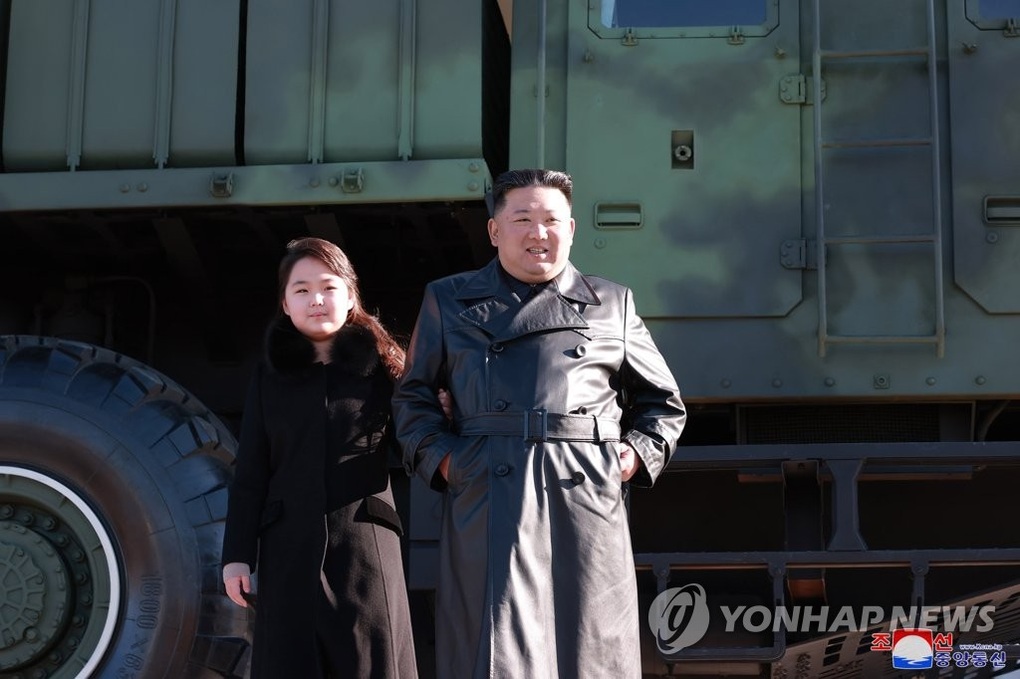 Động thái hiếm thấy của nhà lãnh đạo Triều Tiên Kim Jong-un - 1 Động thái hiếm thấy của nhà lãnh đạo Triều Tiên Kim Jong-un - 1