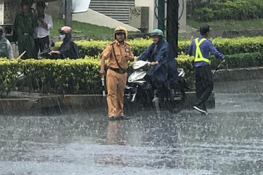 CSGT dầm mưa điều tiết giao thông sáng đầu tuần