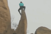 "Thót tim" nữ du khách trèo lên mỏm đá dựng đứng tạo dáng "sống ảo"