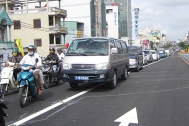 Cấm ngặt xe máy chở hàng cồng kềnh qua cầu vượt bằng thép