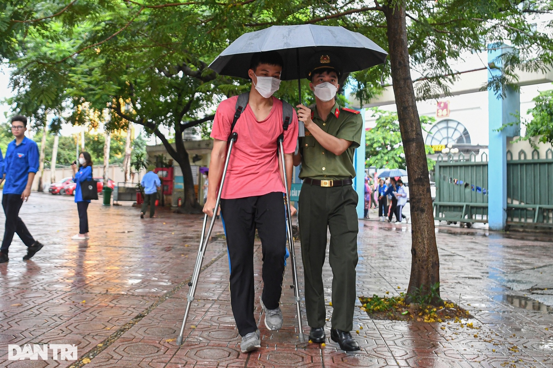 Thí sinh ôm đầu lo lắng, căng thẳng trước giờ thi môn ngữ văn - 7 Thí sinh ôm đầu lo lắng, căng thẳng trước giờ thi môn ngữ văn - 7