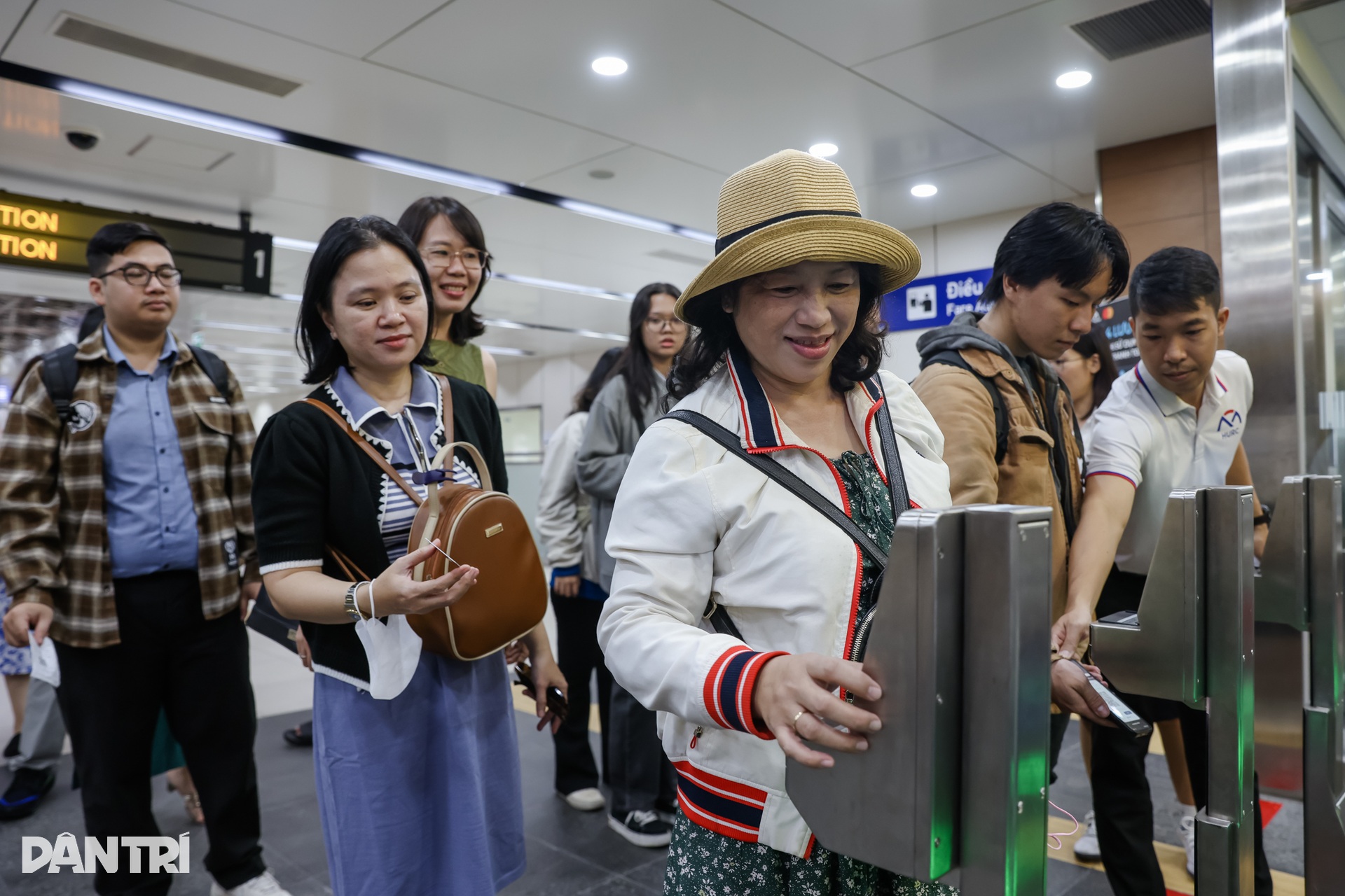 Nhân viên, sinh viên chọn metro để đi học, đi làm trong ngày đầu thu phí - 5 Nhân viên, sinh viên chọn metro để đi học, đi làm trong ngày đầu thu phí - 5