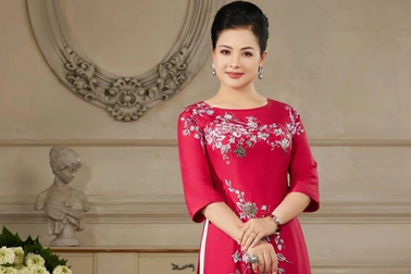 NSND Thu Quế sang trọng và quý phái trong BST áo dài