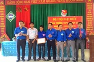 Trao tặng huy hiệu Tuổi trẻ dũng cảm cho học sinh cứu người trong lũ
