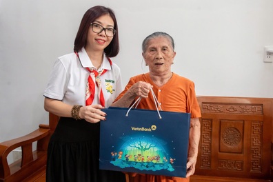 Những món quà tình nghĩa gửi đến các mẹ liệt sỹ hy sinh ở Gạc Ma