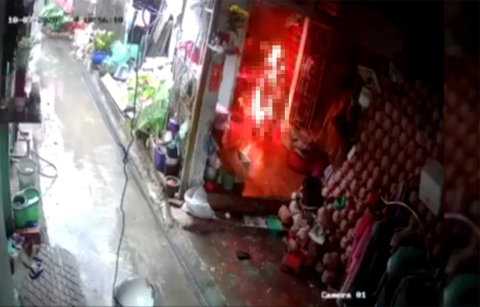 Kinh hoàng phát hiện người đàn ông bị lửa bao trùm toàn thân - 1 Kinh hoàng phát hiện người đàn ông bị lửa bao trùm toàn thân - 1
