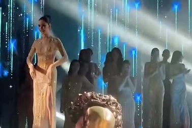 Phút đăng quang hài hước của Hoa hậu Chuyển giới Thái Lan 2024