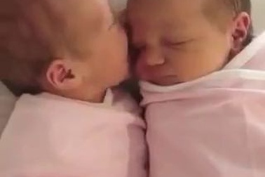 Cặp song sinh đáng yêu nhất quả đất