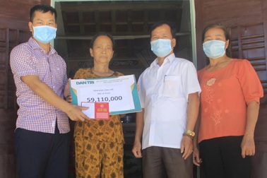 Bạn đọc Dân trí giúp đỡ người mẹ nghèo, bệnh tật gần 60 triệu đồng