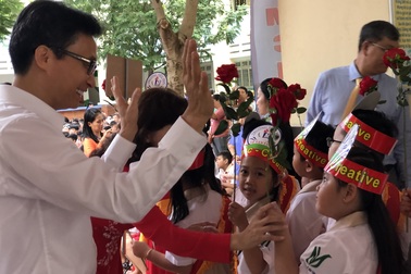 Phó Thủ tướng Vũ Đức Đam đứng cùng phụ huynh xem học sinh khai giảng