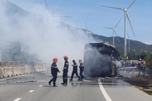 Hơn 30 người thoát nạn trong vụ cháy xe khách ở Ninh Thuận