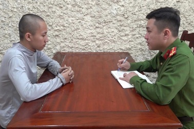 Bắt giữ nhóm thanh thiếu niên đầu trọc cầm đao kiếm, hò hét trên đường