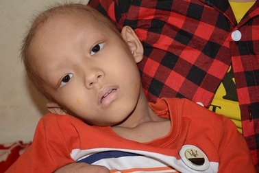 Thắt lòng đôi mắt đầy ám ảnh của cậu bé 9 tuổi giữa lằn ranh sinh tử