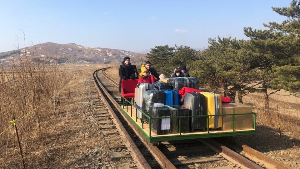Nhà ngoại giao Nga ở Triều Tiên hồi hương bằng chiếc xe có một không hai - 1 Nhà ngoại giao Nga ở Triều Tiên hồi hương bằng chiếc xe có một không hai - 1
