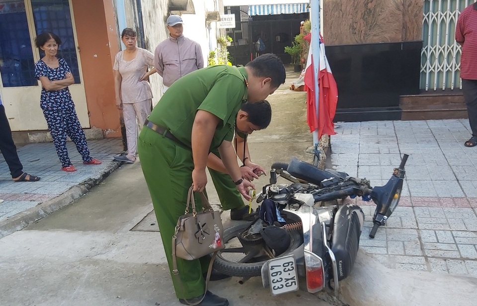 Nữ giáo viên bị cướp giật giỏ xách trên đường tới trường dự lễ 20/11 - 2 Nữ giáo viên bị cướp giật giỏ xách trên đường tới trường dự lễ 20/11 - 2