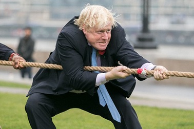 Thị trưởng London "phùng mang, trợn má" thi kéo co