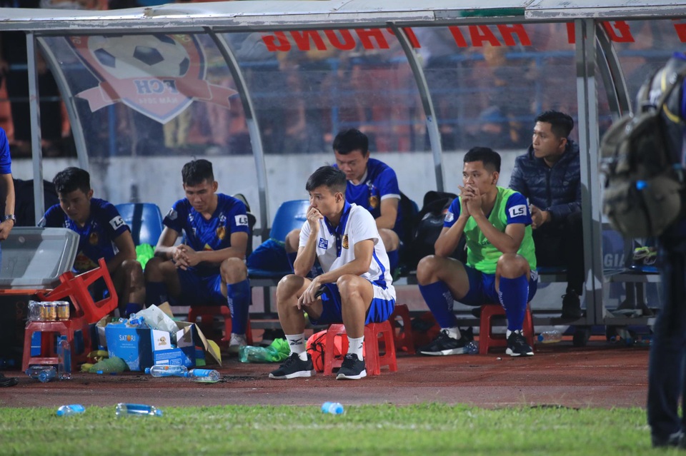 Vé trụ hạng của CLB Nam Định và nỗi buồn cựu vương V-League - 1 Vé trụ hạng của CLB Nam Định và nỗi buồn cựu vương V-League - 1