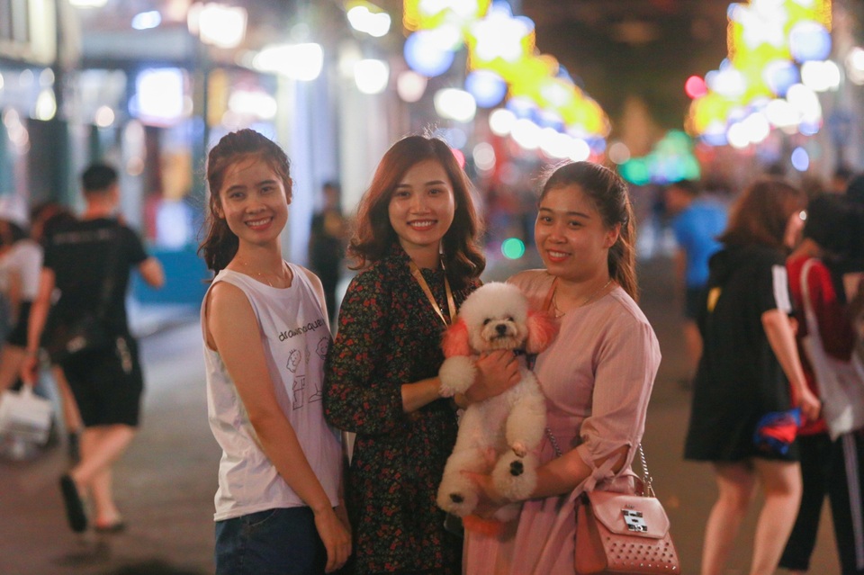 Cơn mưa bất chợt trong ngày đầu phố đi bộ hồ Gươm hoạt động trở lại - 10 Cơn mưa bất chợt trong ngày đầu phố đi bộ hồ Gươm hoạt động trở lại - 10